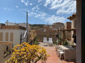Apartamento en casco antiguo, al lado de playa, Rambla y Monasterio, con acceso a terraza ajardinada